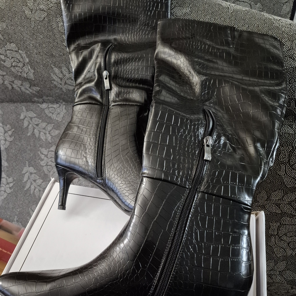 Crocodile-Patterned Women's Boots Size 11